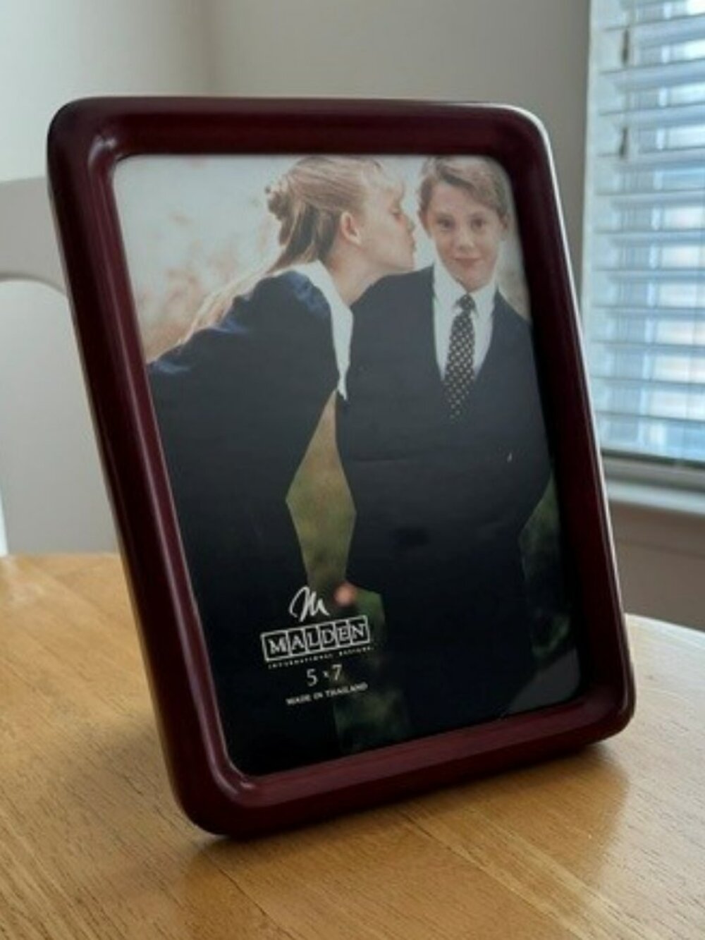 Wood 5 x 7 Picture Frame with Stand - Excellent Condition